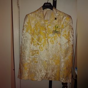 Two pieces suit.